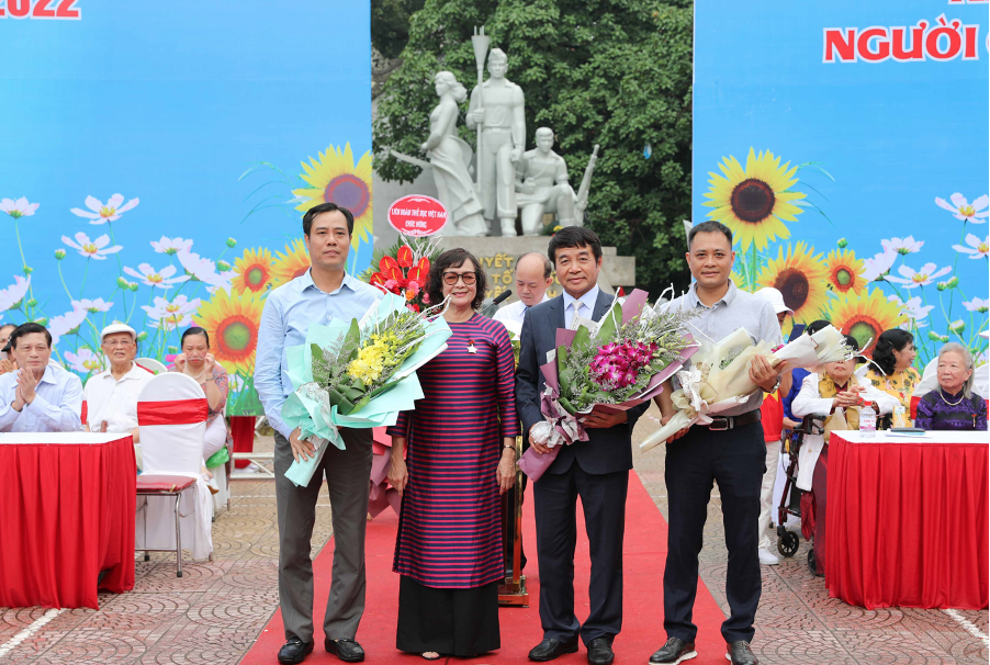Hơn[-]2.000[-]người[-]cao[-]tuổi[-]Hà[-]Nội[-]đồng[-]diễn[-]dưỡng[-]sinh[-]chào[-]mừng[-]Ngày[-]quốc[-]tế[-]người[-]cao[-]tuổi